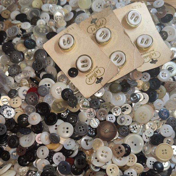 6,168 Button Bundle Assorted - Picture 2 of 13